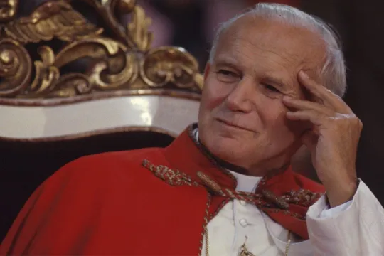 Pave Johannes Paul II holder hånden på hodet med et tankefullt uttrykk