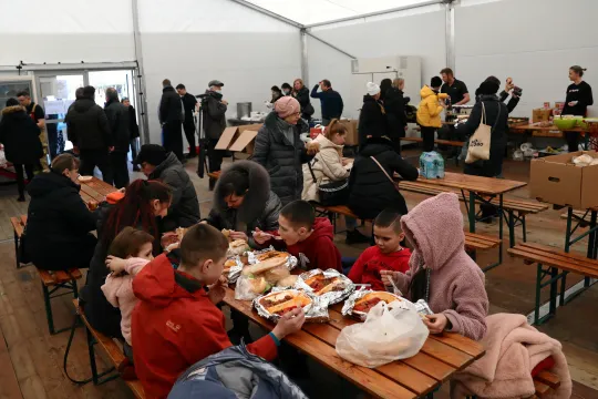 Ukrainske flyktninger får mat av Caritas i et telt