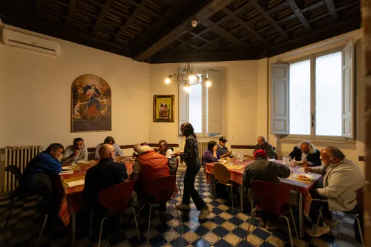 Hjemløse personer får mat i Sant’Egidio-herberget i Roma.