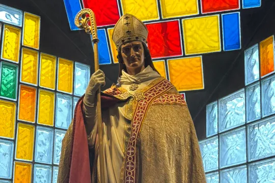 Statue av St. Svithun i St. Svithun kirke i Stavanger
