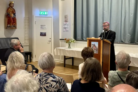 Biskop Fredrik Hansen foredrar i Menighetssalen under Olsokseminareet 2025.  
