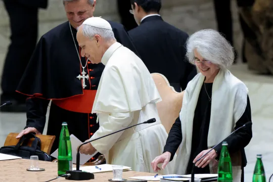 Pave Leo XIV og sr. Nathalie Becquart i Paul VI-salen