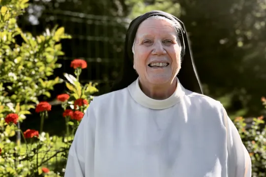 Sr. Anne-Lise Strøm i haven utenfor Lunden kloster. 