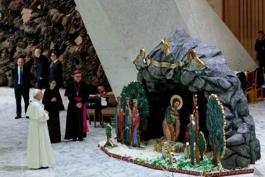 Pave Leo XIV står foran en julekrybbe i Paul VI-salen