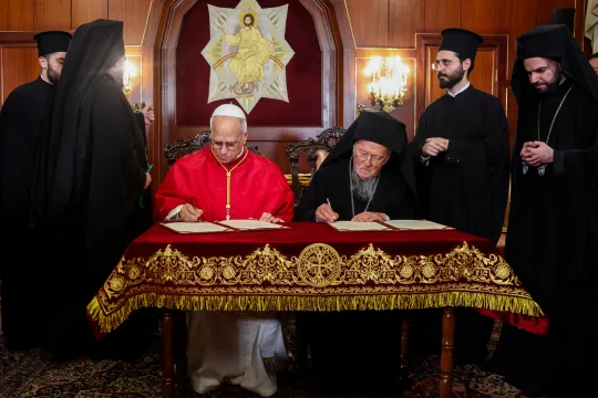 Pave Leo XIV og patriark Bartolomeus I signerer et dokument
