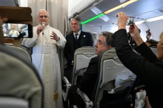 Pave Leo på flyet til Ankara