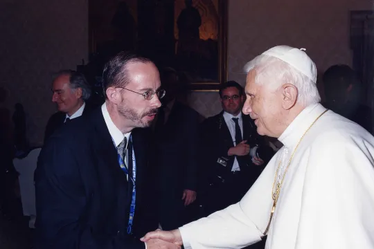 John Allen hilser på pave Benedikt XVI