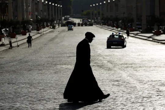 Prest krysser gate i Roma