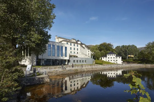 St. Paul Gymnas' fasade sett fra sjøen.