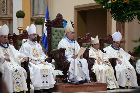 Biskop Fredrik Hansen og andre geistlige i en kirke i Honduras