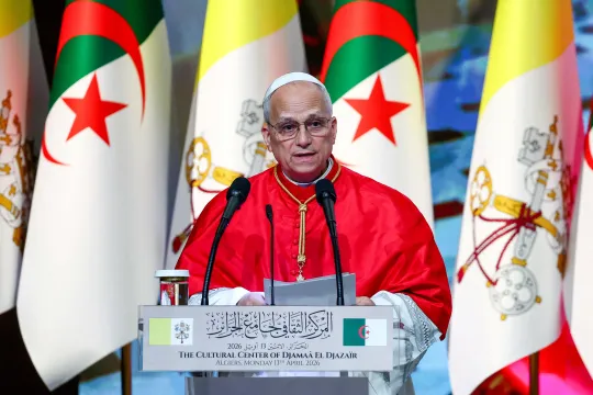 Pave Leo XIV taler foran flagg for Algerie og Vatikanet