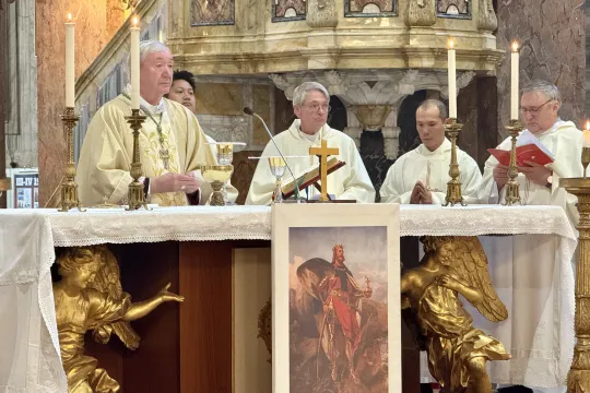 Biskop Bernt Eidsvig feirer Olavsmesse ved Olavsalteret i San Carlo al Corso-kirken i 2025.