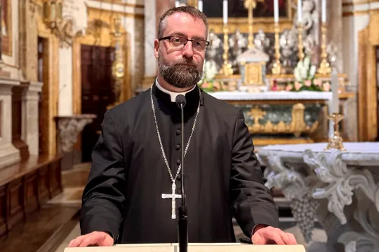 Biskop Fredrik Hansen i kirken Santa Maria dell'Anima i Roma under Den nordiske valfart i 2025.