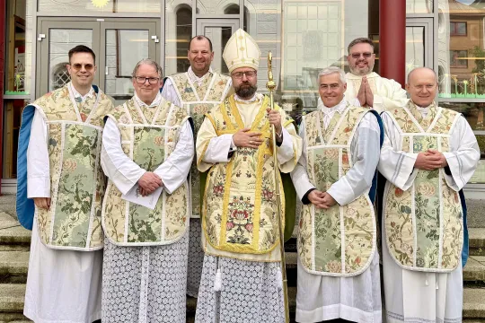 FEIRET ST. PAUL MENIGHET: Biskop Fredrik Hansen PSS (i midten) sammen med augustinerkorherrene Lukas Lorf-Wollesen, Alois Brodersen, Tassilo Lorenz, Elias Carr, Gregor Orkisz og Albert Mączka (fra venstre mot høyre).