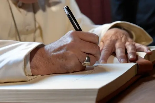 Pave Frans signerer et brev
