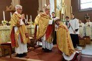 Kardinal Pietro Parolin legger hendene på biskop Fredrik Hansens hode under bispevielsen