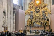 Kardinal Arborelius preker under messe ved Confessio-alteret i Peterskirken, under et stort bilde av Den hellige ånd som en due