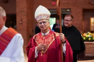 Kardinal Robert Prevost feirer messe i St. Jude i New Lenox, Illinois