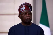 Nigerian President Bola Ahmed Tinubu listens to French President Emmanuel Macron (not seen) as he delivers a statement to the press after a meeting at the Elysee Palace in Paris as part of his a two-day state visit to France, November 28, 2024. Foto: REUTERS/Sarah Meyssonnier/Pool