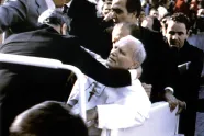 Johannes Paul II etter at han ble skutt på Petersplassen