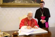 Pave Leo XIV signerer sin første encyklika