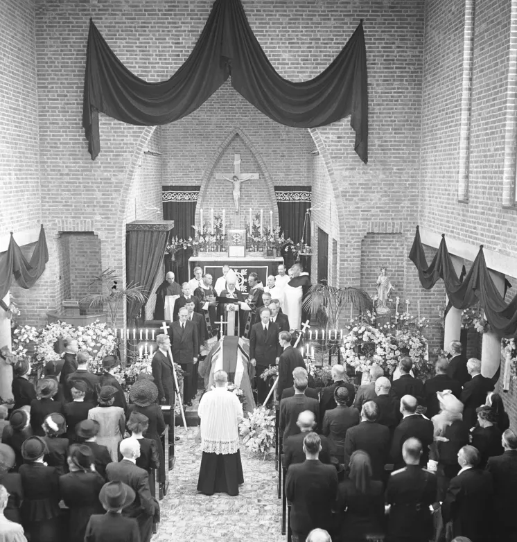 Sigrid Undsets begravelse i St. Torfinn kirke, Hamar, 15. juni 1949. 