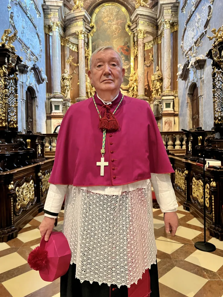 Biskop Bernt Eidsvig som korherre i Klosterneuburgs klosterkirke. 