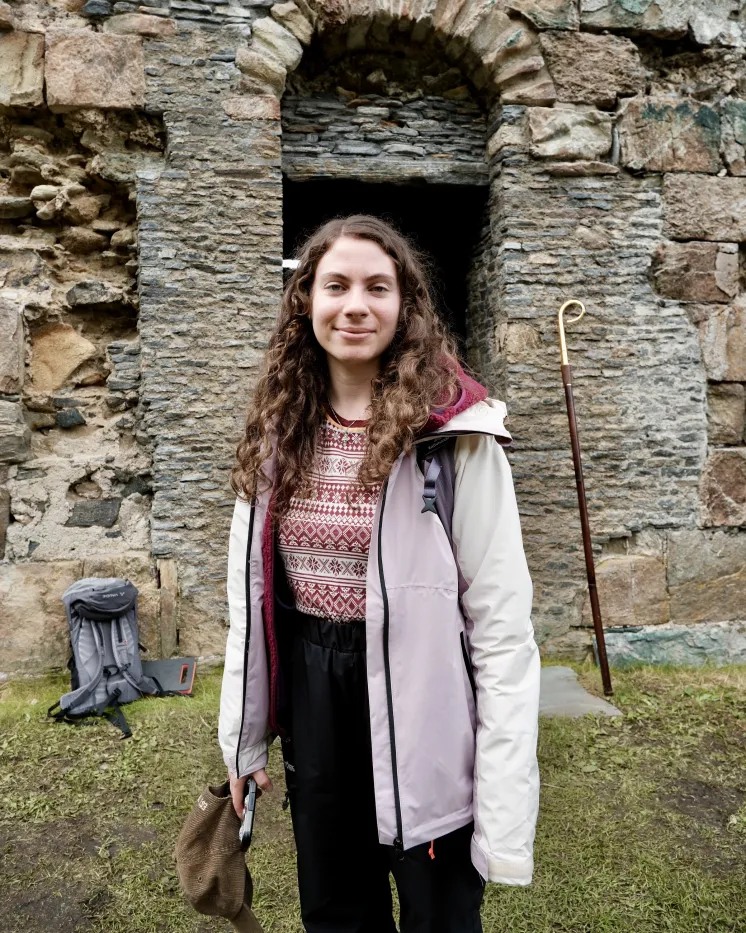 Sophia Ray Nabutovskaya ved klosterruinene på Selja. 