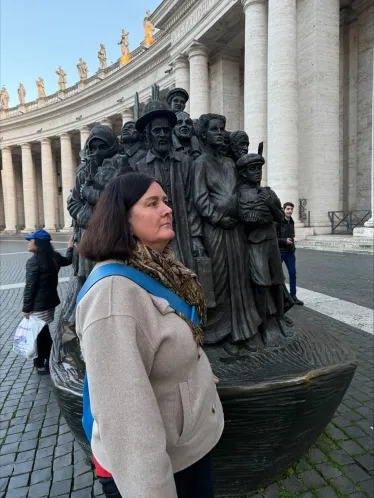 Ingrid Rosendorf Joys foran statuen dedikert til migranter på Petersplassen