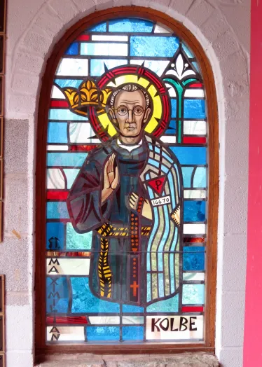 Glassmaleri av St. Maximilian Kolbe