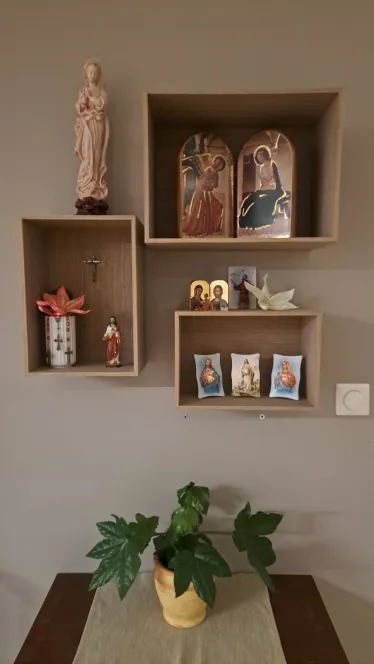 Hjemmealter med statue og ikoner