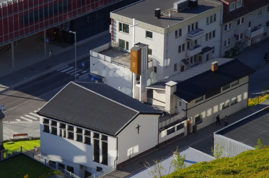 St. Mikael kirke i Hammerfest fra luften