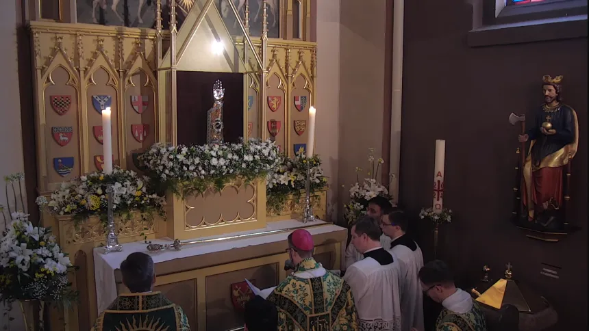 Biskop Fredrik Hansen ber foran Olavsrelikvien i St. Olav domkirke 