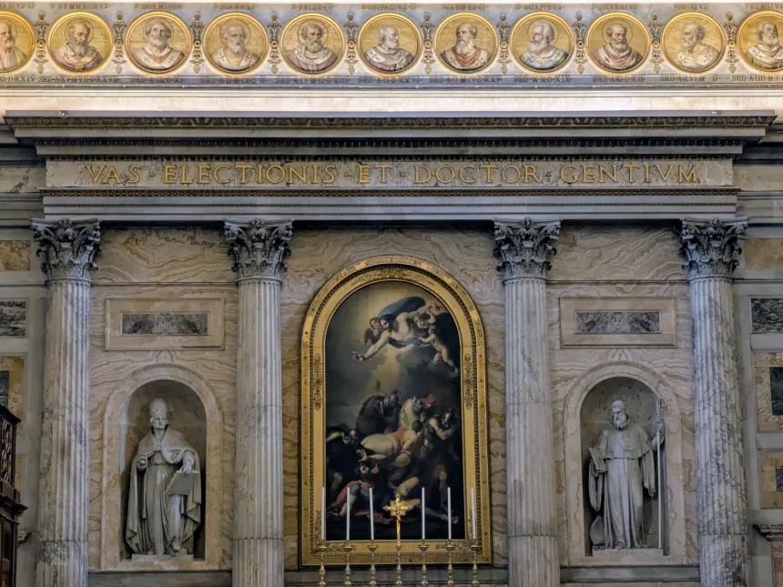Innsiden av Paulus-basilikaen med en innskrift på latin