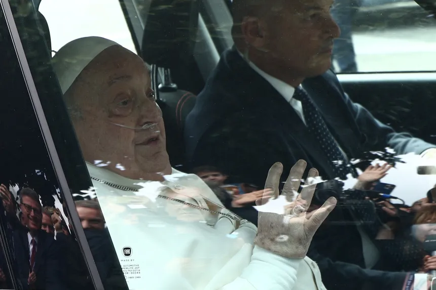 Pave Frans i bilen på vei hjem fra Gemelli-sykehuset