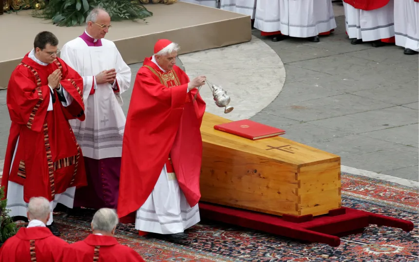 Kardinal Joseph Ratzinger sprer røkelse over kisten under pave Johannes Paul IIs begravelse på Petersplassen