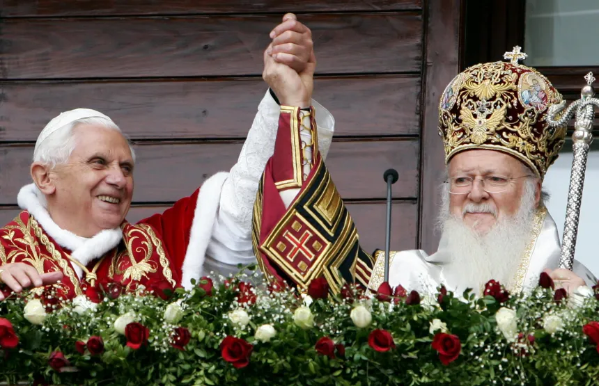 Pave Benedikt XVI holder patriark Bartolomeus i hånden