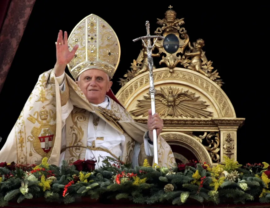 Pave Benedikt XVI, med mitra og bispestav, gir en velsignelse