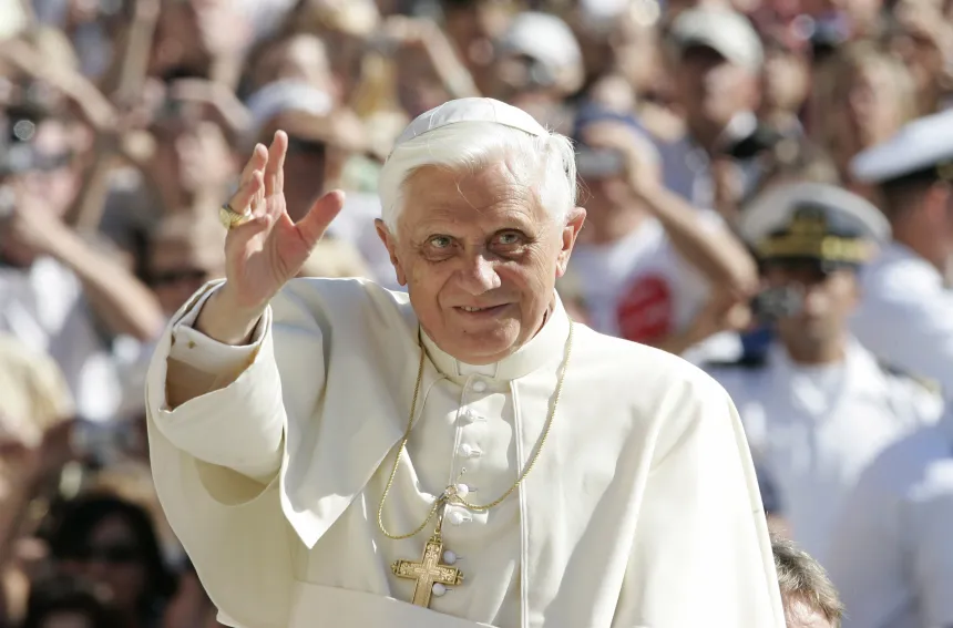 Pave Benedikt XVI hilser på vei inn til Petersplassen