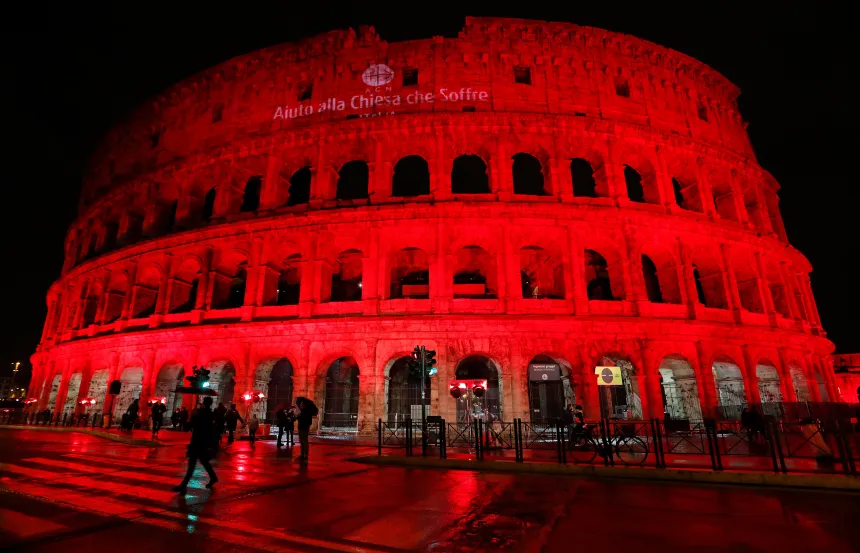 Colosseum i Roma lyst opp i rødt