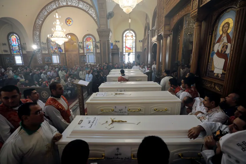 En rekke hvite kister i en koptisk kirke i Egypt