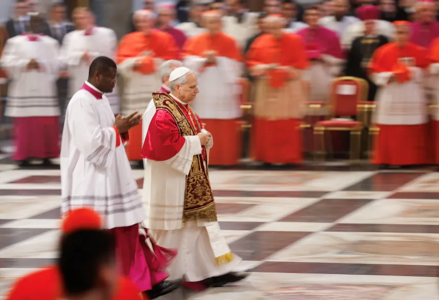 Pave Leo XIV, ikledd rød mozetta og stola, går forbi geistlige i Paulusbasilikaen i Roma