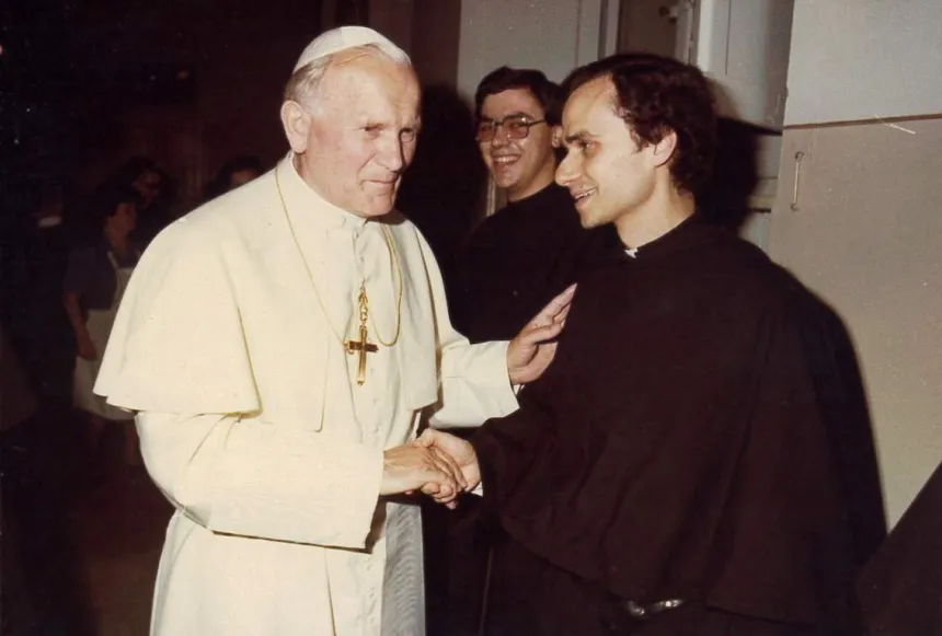 Robert Prevost hilser på pave Johannes Paul II