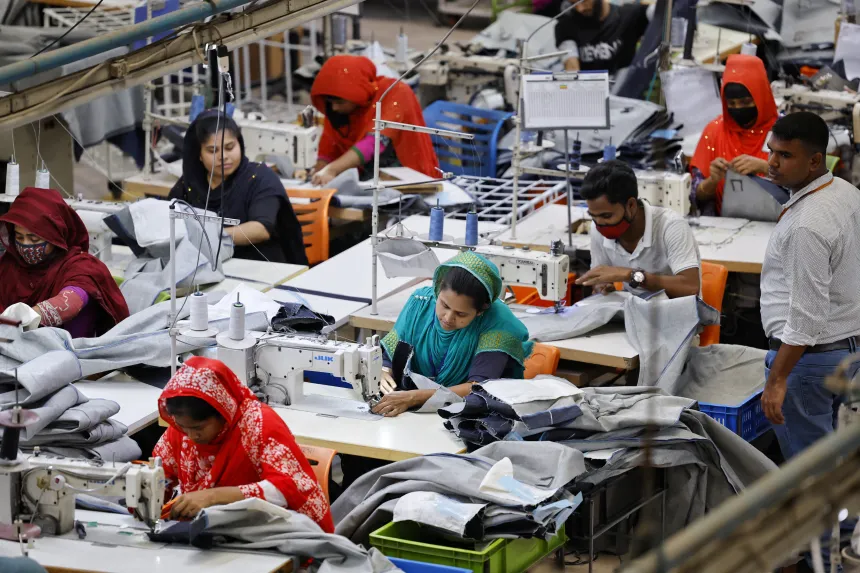 Arbeidere syr klær i en fabrikk i Bangladesh
