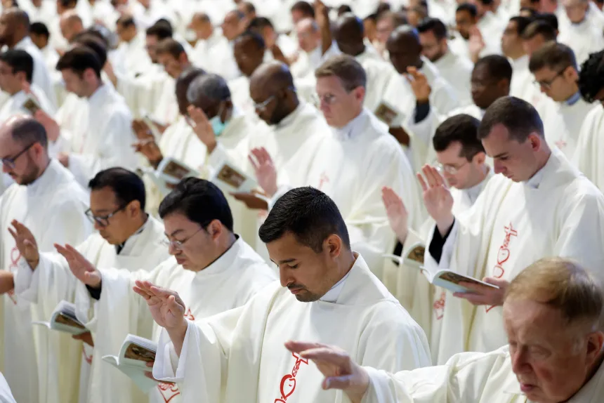Prester under en messe i Peterskirken