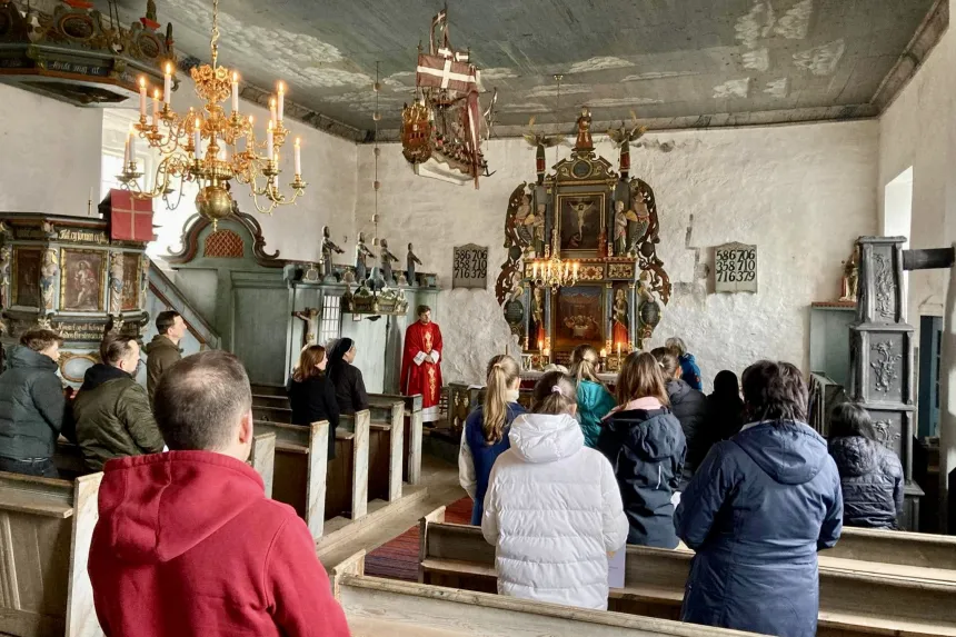 P. Josef Ottersen med pilegrimer i Bønsnes kirke. 