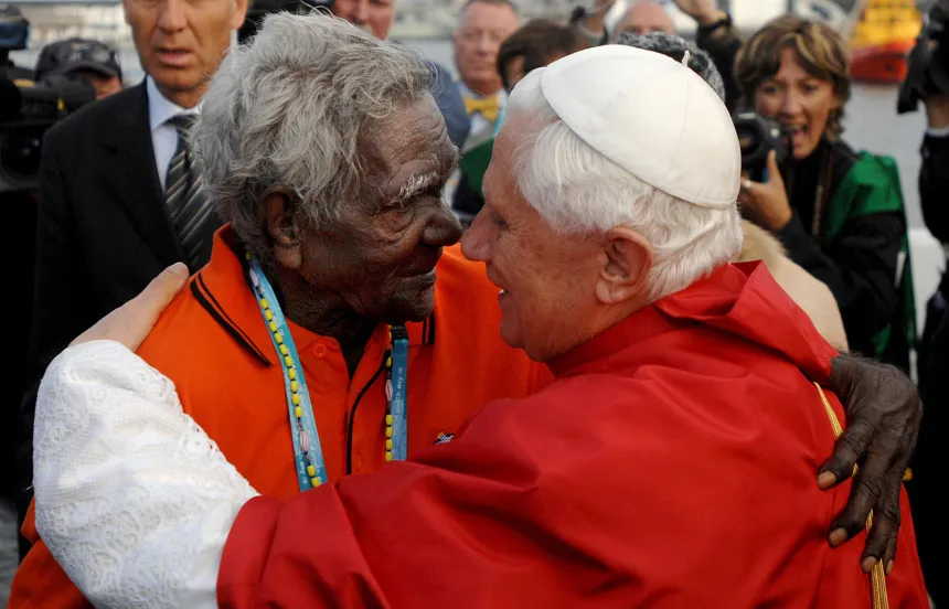 Pave Benedikt XVI omfavner et medlem av urbefolkningen i Australia
