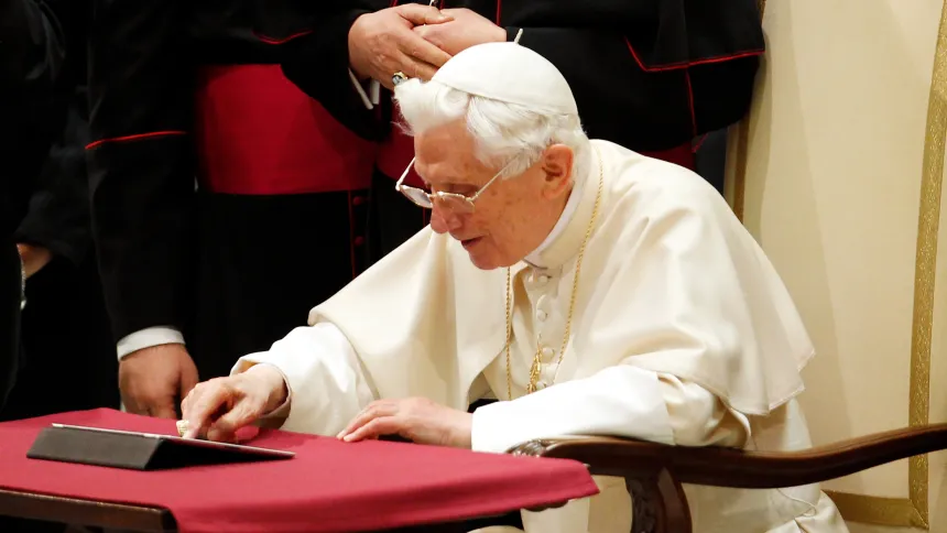 Pave Benedikt XVI sender sin første «tweet» på en iPad