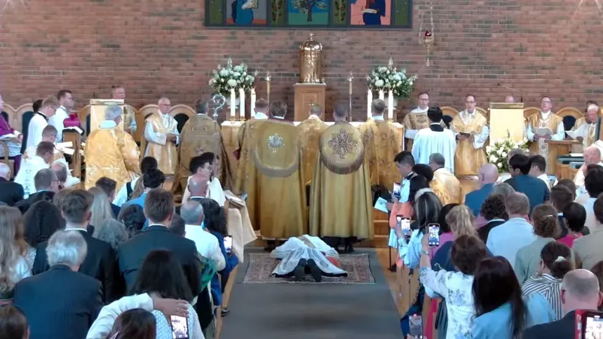 Mathias Ledum ligger på gulvet i St. Johannes kirke