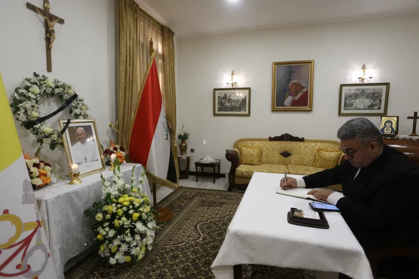 En mann sørger over pave Frans i Vatikanets ambassade i Irak